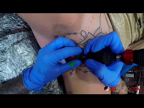 ❤️ Uiters getatoeëerde hottie Sully Savage het 'n tatoeëermerk op haar klitoris gekry ❤️❌ Fokvideo by ons af.pornplaybb.ru